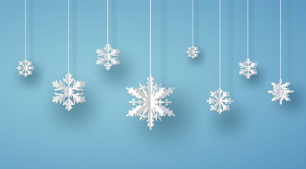 Веселая рождественская открытка с белыми оригами снежинка или ледяной кристалл на синем фоне