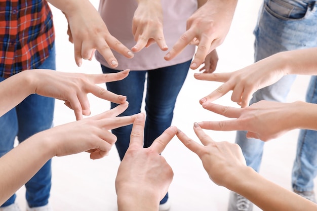 Zdjęcie młodzi ludzie łączący ręce jako symbol jedności