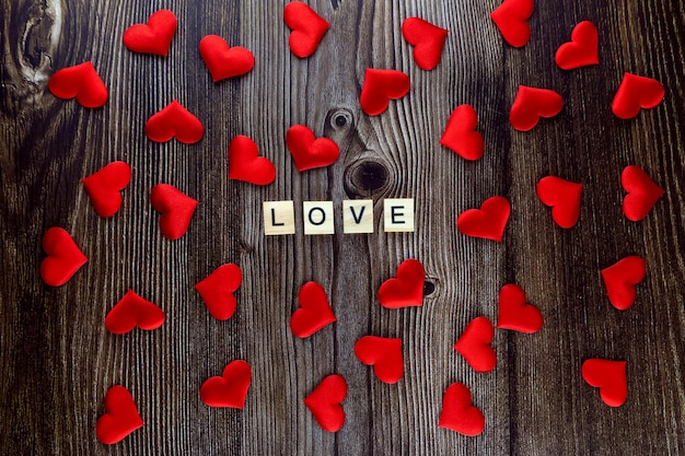 Napis miłość na drewnianym tle. Widok z góry. Walentynki