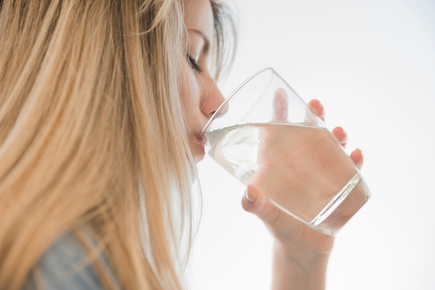 Zdjęcie blondynka pije szklankę wody