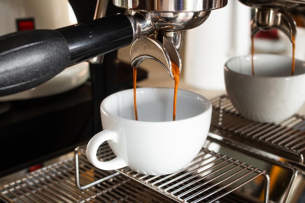 Zdjęcie kawa espresso na maszynie do espresso