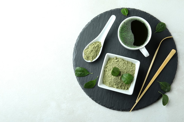 Zdjęcie koncepcja japońskiej herbaty z matchą na białym teksturowanym stole