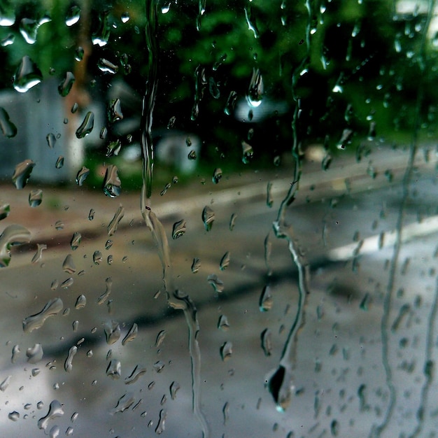 Zdjęcie krople deszczu na oknie samochodu