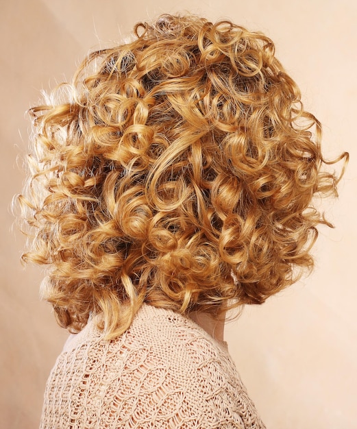 Zdjęcie piękne kobiece kręcone blond włosy widok z tyłu