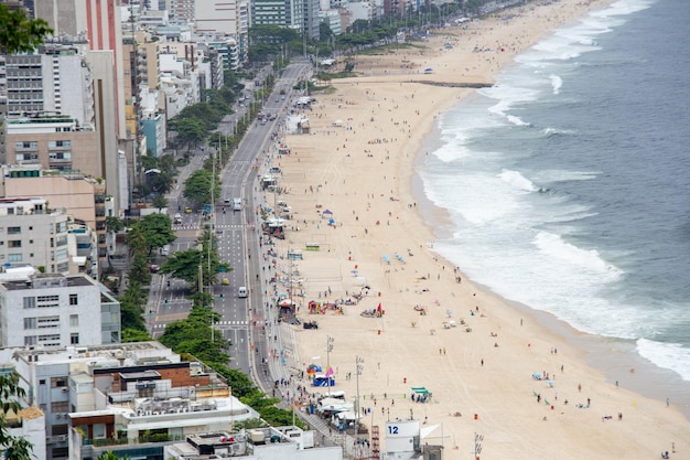 Plaża Leblon widziana z punktu widzenia klifu w Rio de Janeiro w Brazylii