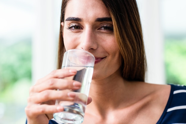 Zdjęcie portret uśmiechnięta młodej kobiety woda pitna