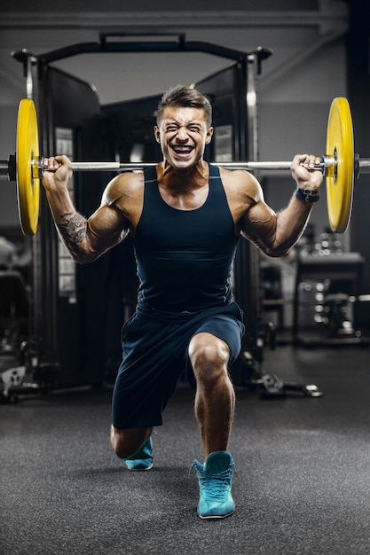 Przystojni silni atletyczni mężczyźni pompowania mięśni treningu fitness i kulturystyki koncepcja