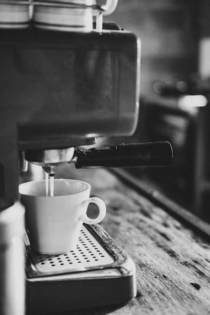 Zdjęcie zbliżenie kawy na maszynie do espresso