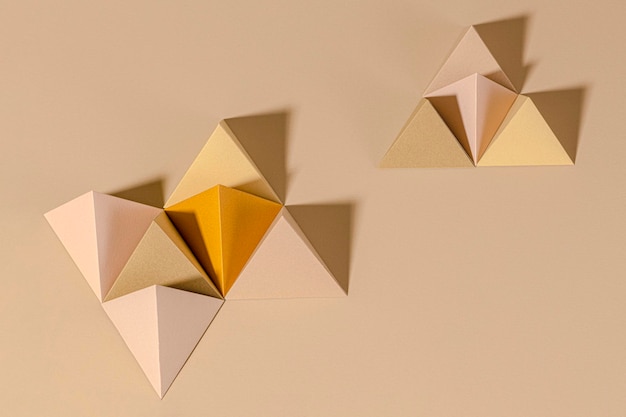 3D пирамида из бумаги на бежевом фоне