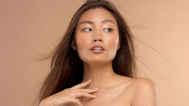 Photo thai asian model with natural makeup on beige background