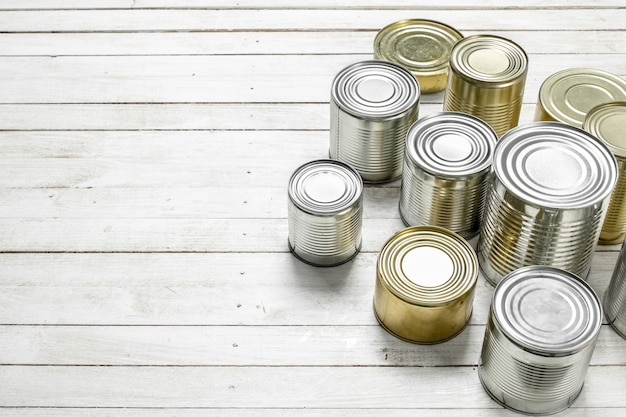Photo tin cans with food.