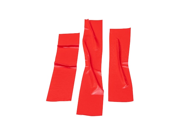 Фото Сверхний вид набора морщинистой красной клеящей виниловой ленты или тканевой ленты в полосах, изолированных на белом