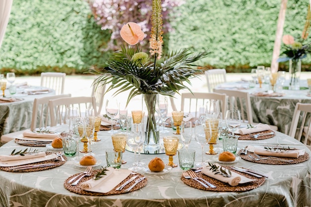 Оформление свадебного стола в тропическом стиле