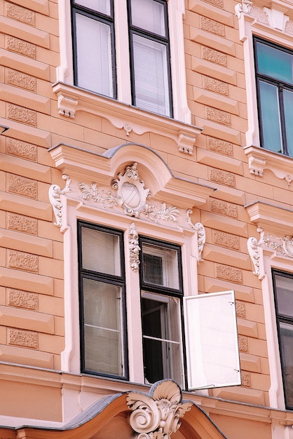 Фото Традиционный дом в европе. старые окна. словения. концепция минимального путешествия