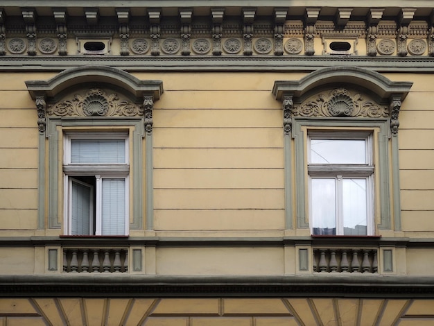 Фото Два окна с украшениями на старом здании
