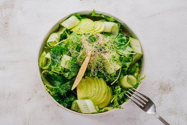 Photo vegetarian dish with vegetables greens salad healthy food