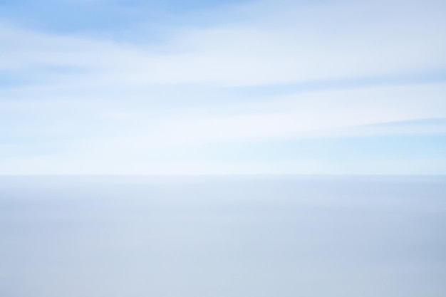 Вид на линию горизонта между голубым небом и морем
