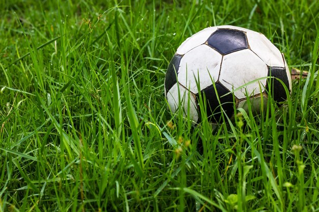 Foto voetbal oude gras dauw
