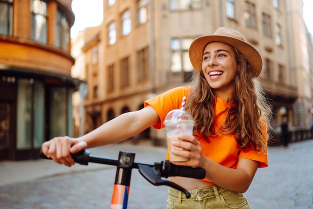 Время селфи Женщина в отпуске весело ездит на электрическом скутере по городу Концепция активной жизни
