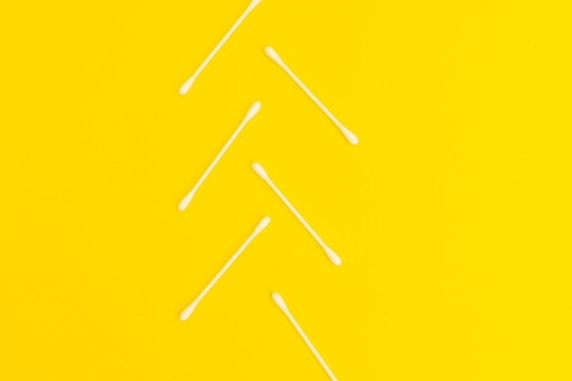 Фото Белые ватные тампоны на ярко-желтом фоне