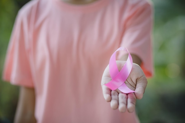 Женщина держит в руках розовую ленту, концепция осведомленности о раке молочной железы, здравоохранение и медицина, концепция рака