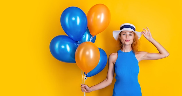 Фото Женщина с воздушными шарами на летнем дне рождения в студии копирует пространство женщина с воздушными шарами на летнем дне рождения фото женщины с воздушными шарами на летнем дне рождения женщина с воздушными шарами на летнем дне рождения