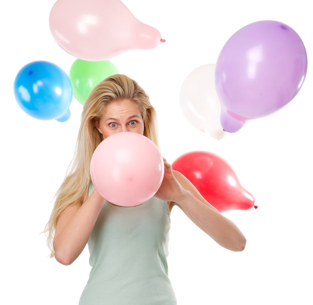 Фото Женщина взрывает воздушные шары для вечеринки