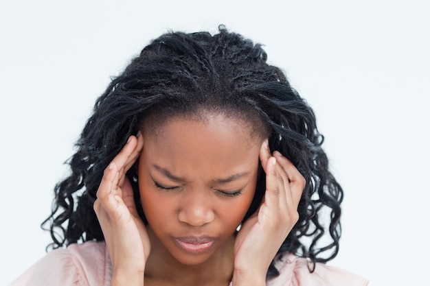 Женщина, страдающая головной болью