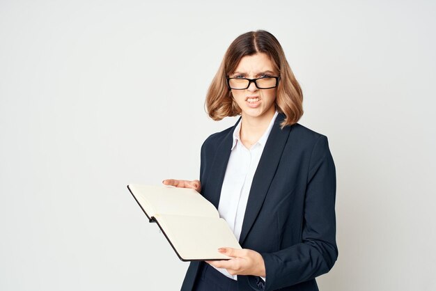 Фото Женщина в костюме с очками менеджер работы высококачественное фото