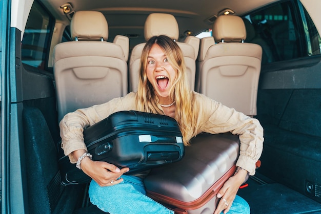 Женщина готова путешествовать с багажом в руках
