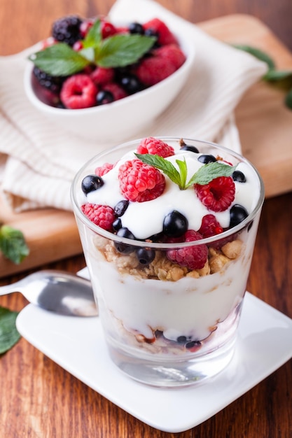 Photo yogurt with muesli and berries