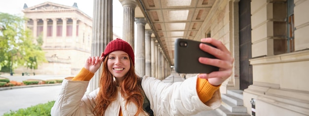 Фото Молодая женщина с мобильным телефоном в городе