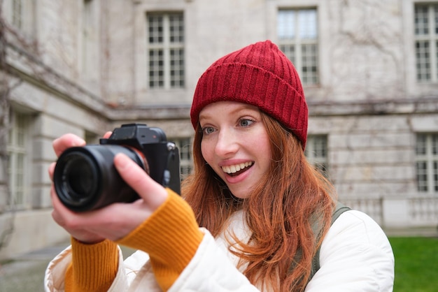 Фото Молодая женщина фотографирует с помощью камеры