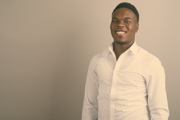 Photo young african businessman wearing white shirt