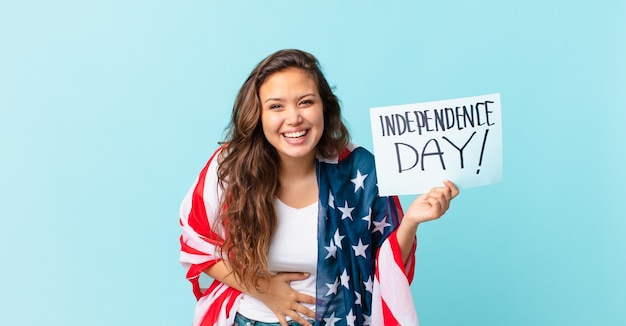 Photo young pretty woman laughing out loud at some hilarious joke independence day concept