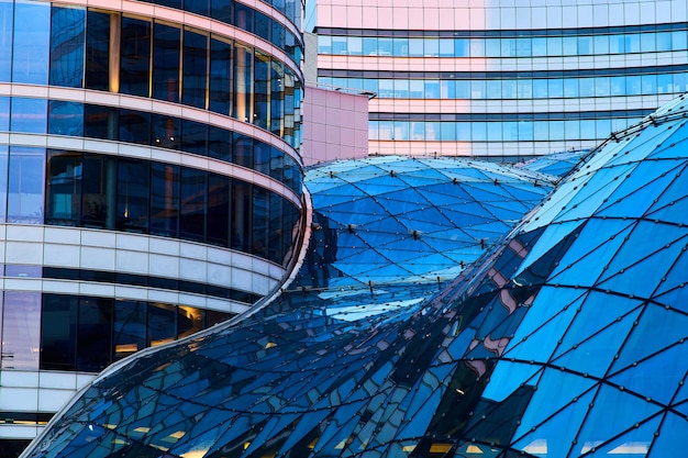 Фото Современное здание из металла и стекла торгово-деловой центр в центре города деловой стиль здания