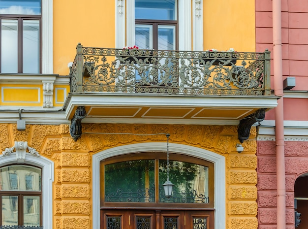 Фото Над дверью балкон с черными перилами.