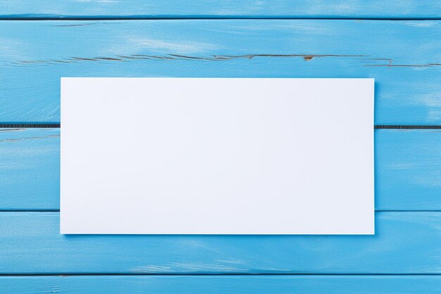 写真 青い木製の板の背景に白い白紙のストック