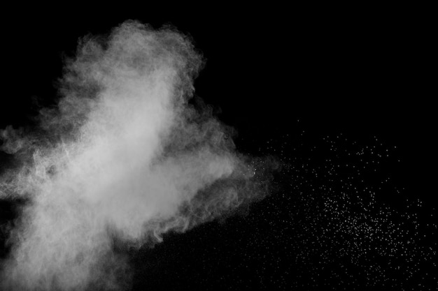 Абстрактный белый порошок взрыв черном фоне. Абстрактная белая пыль выдыхает.