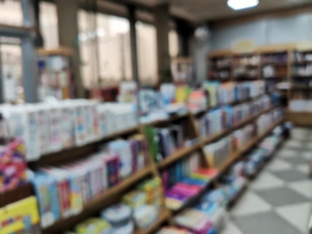 Фото Абстрактное размытие переднего книжного магазина расфокусировано для использования в фоновом режиме стопка книг и книжная полка в книжном магазине