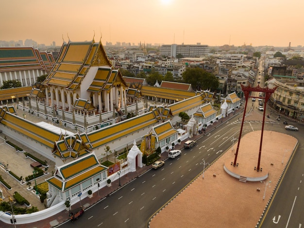 Вид с воздуха на качели «Красный гигант» и храм Сутхат Тепварарам на закате. Самая известная туристическая достопримечательность Бангкока, Таиланд.