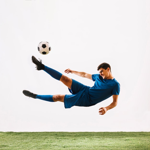 Фото Спортсмен падает и пьет мяч