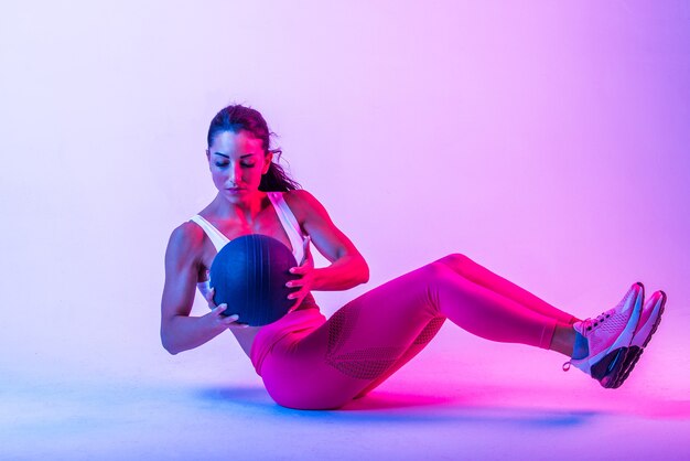 Фото Спортивная (ый) женщина с тренировкой спортивной одежды фитнеса