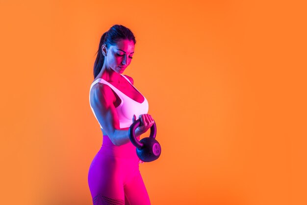 Фото Спортивная (ый) женщина с тренировкой спортивной одежды фитнеса красивая девушка занимается фитнесом в студии