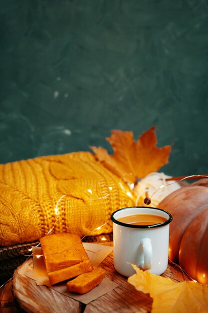 Фото Осенняя композиция с зеленым фоном для поздравительных открыток какао в жестяной чашке и сладких фреш ...