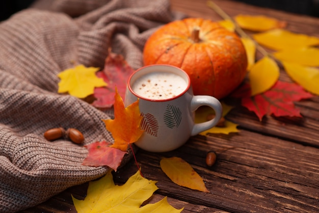 Фото Осенний фон с листьями, тыквой и кофе