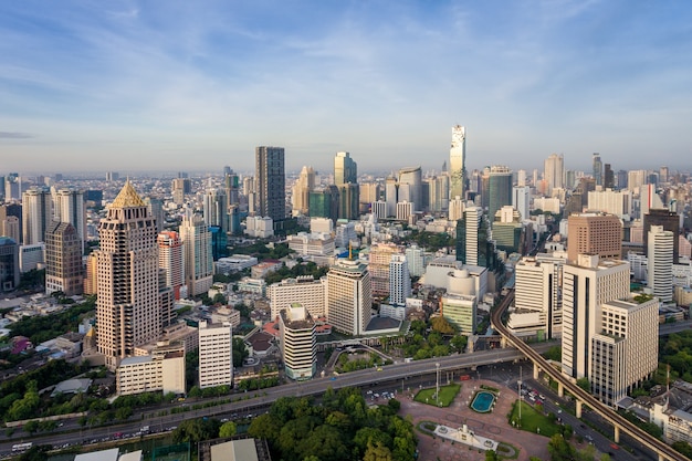 Фото Бангкок таиланд городской горизонт в центральном деловом районе.
