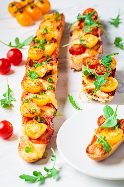 Вегетарианская пицца багет с сыром и мясом с пепперони Идея закуски для вечеринки или пикника