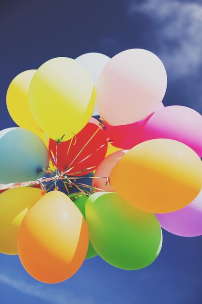 Фото Воздушные шары и концепция праздника - много разноцветных воздушных шаров в небе