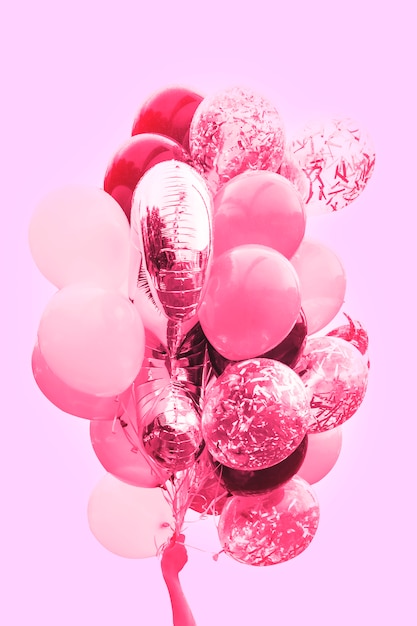Фото Воздушные шарики в руке, атмосферные, романтичные, тонированные розовые